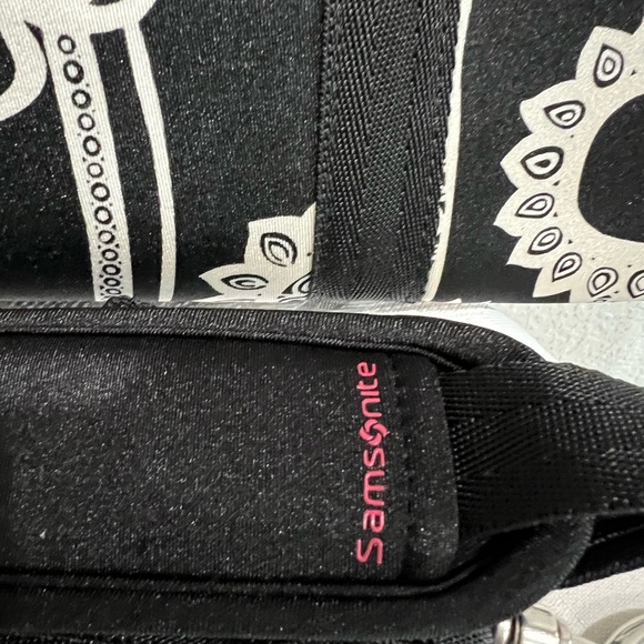 Big Samsonite Neoprene iPad/ Laptop case Black/white Flower power - Picture 2 of 8